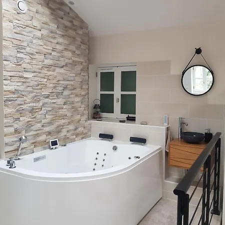 Couette-café De Charme Drômoise Avec Jacuzzi Privatif Upie
